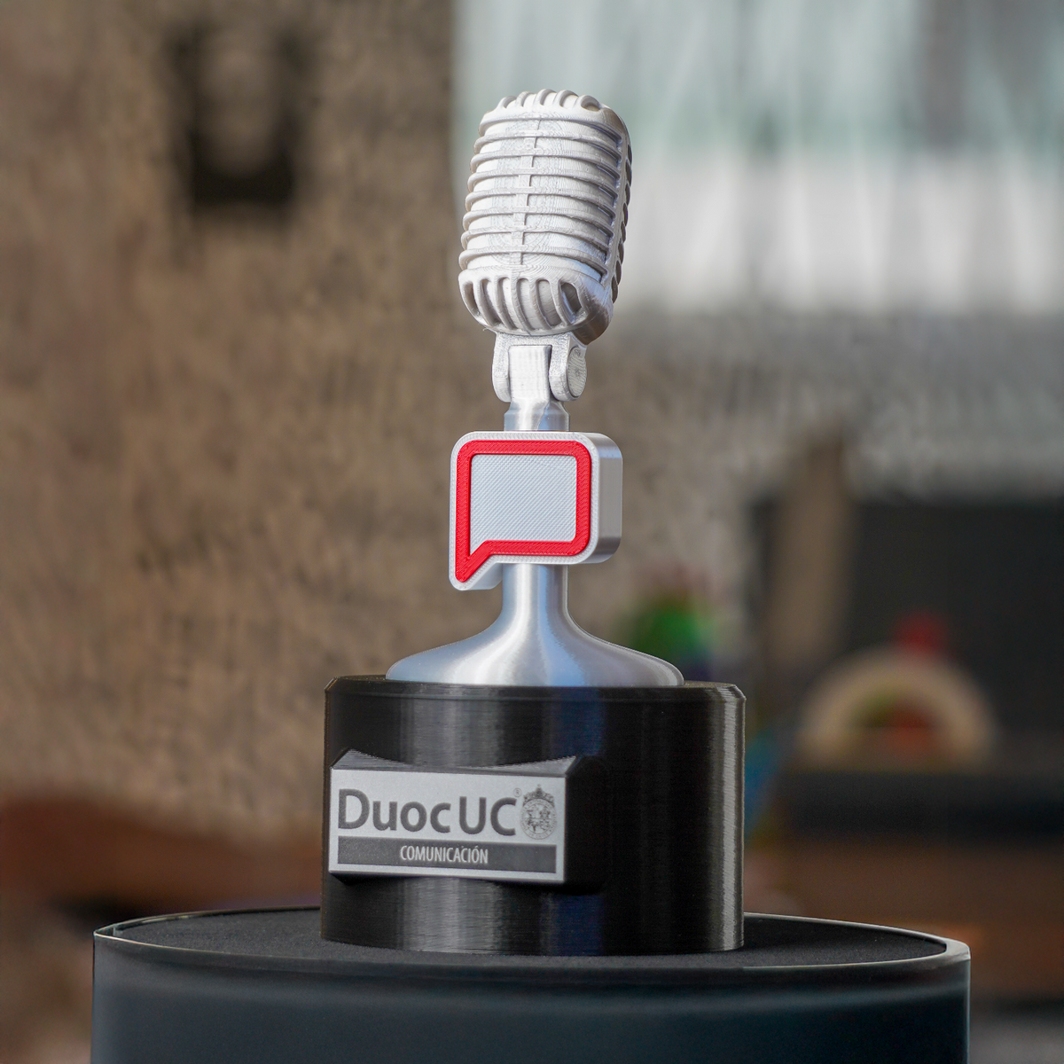 Galardón corporativo 3D personalizado de 20 cm con diseño de micrófono, creado para Duoc UC como reconocimiento institucional.