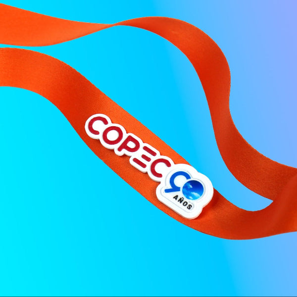 Pin corporativo personalizado de COPEC, fabricado en impresión 3D, con relieves definidos, alta fidelidad de color y acabado premium