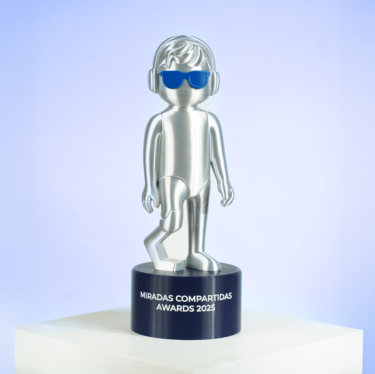 Galardón corporativo con figura personalizada, diseño en impresión 3D para reconocimiento empresarial.