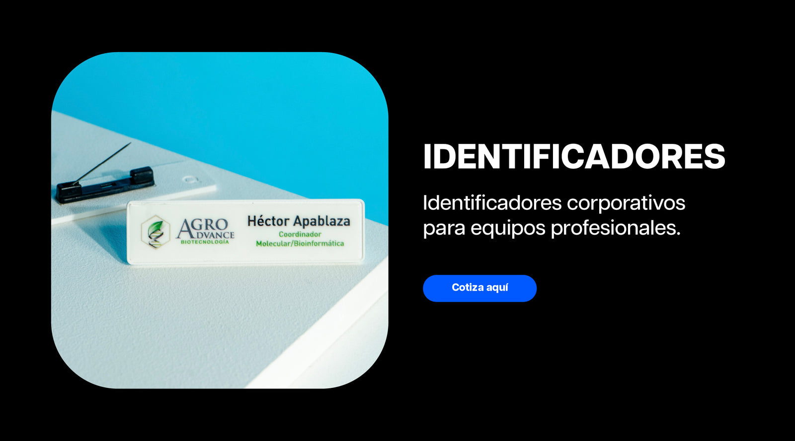 Identificador corporativo personalizado para equipos profesionales, con nombre individual, logotipo de la empresa y sistema de sujeción posterior.