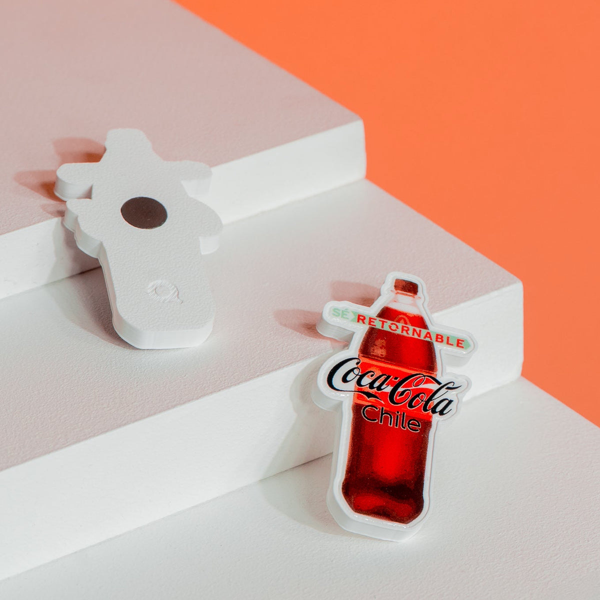 Imán personalizado de Coca-Cola Chile fabricado en impresión 3D, con diseño en forma de botella retornable, gráfica aplicada mediante adhesivo y base magnética posterior
