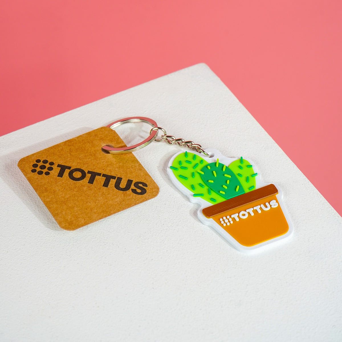 Llavero corporativo personalizado de Tottus, fabricado en impresión 3D, con relieves definidos, alta fidelidad de color y acabado premium