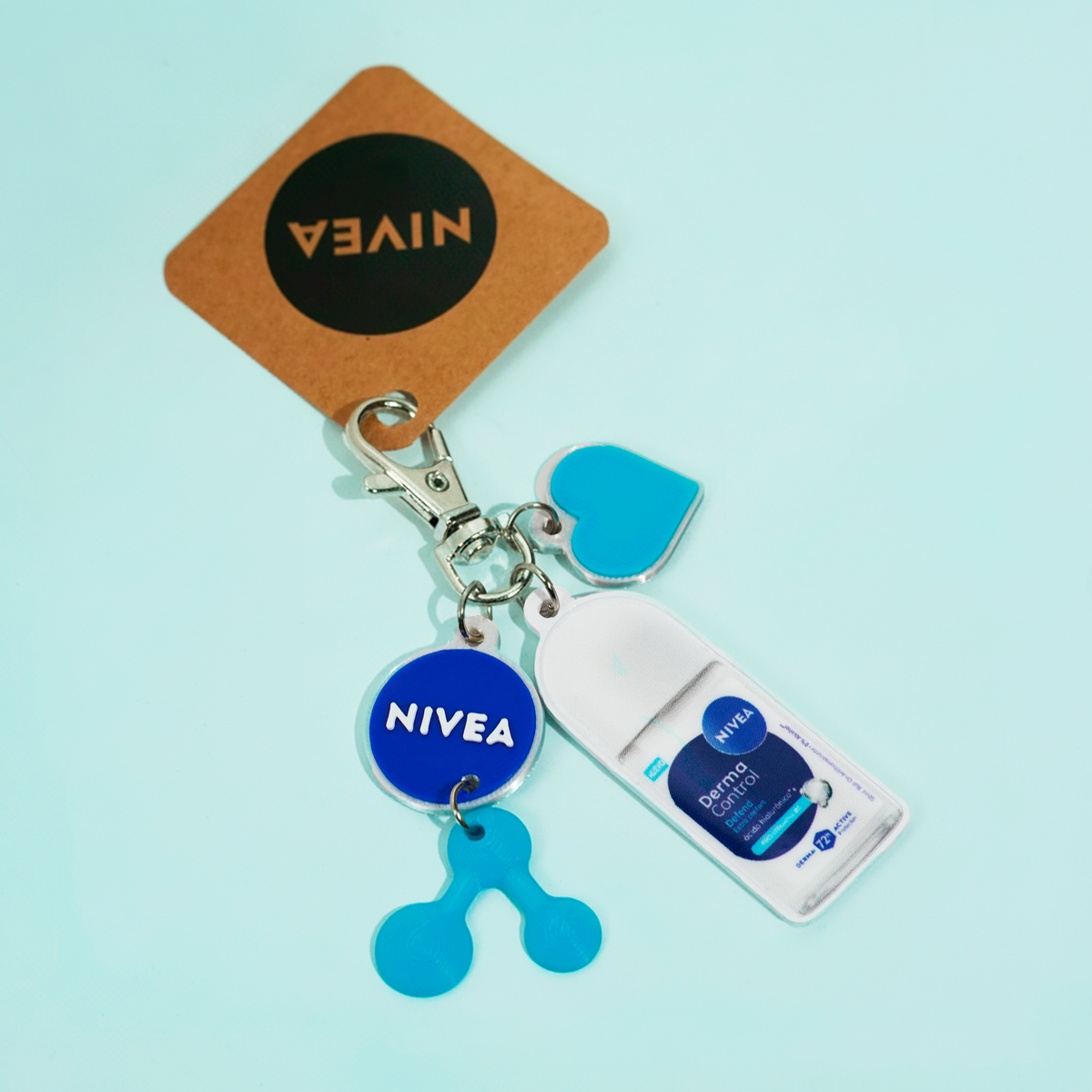 Llavero publicitario personalizado de Nivea, fabricado en impresión 3D, compuesto por múltiples piezas con relieves definidos, alta fidelidad de color y acabado premium