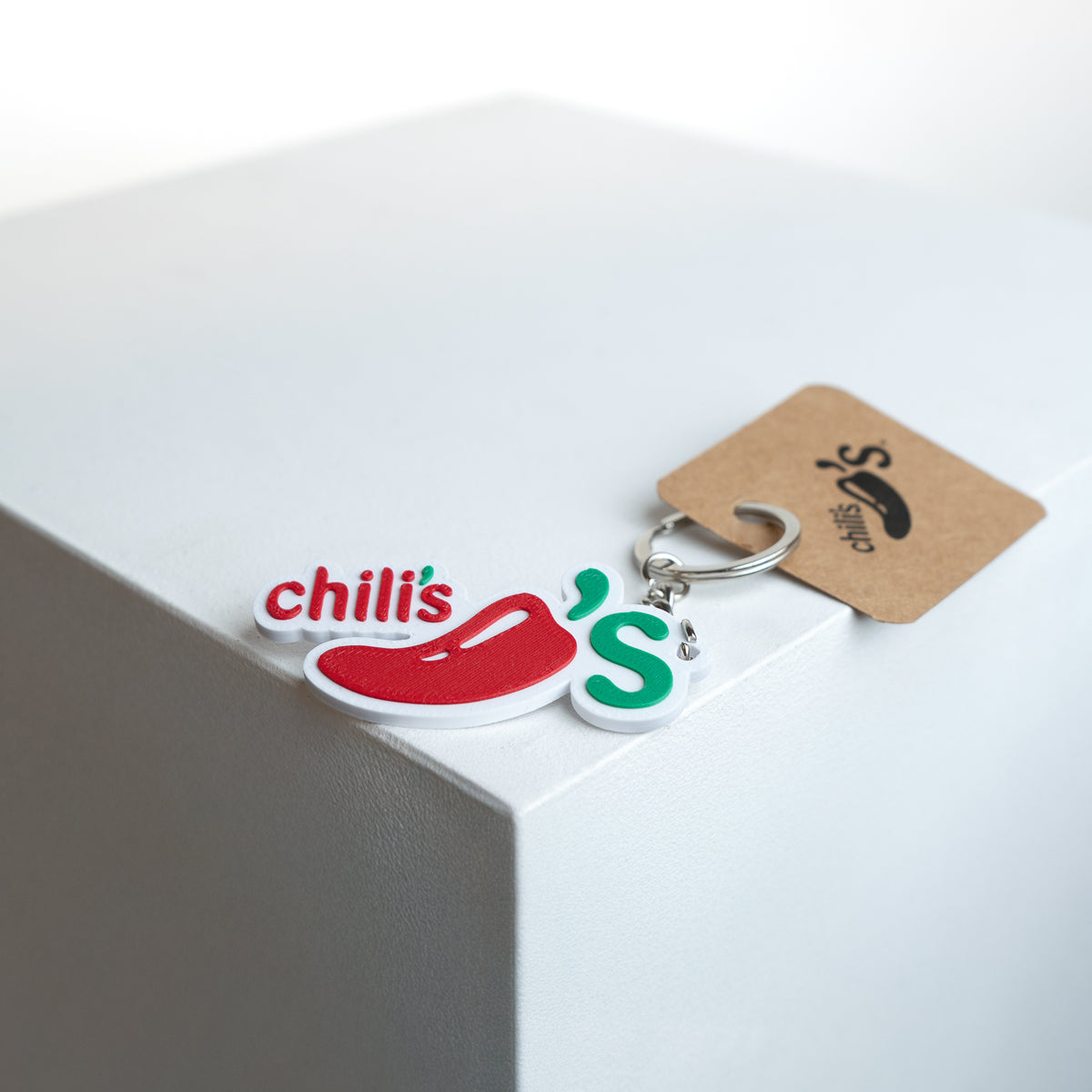 Llavero corporativo personalizado premium para el restaurant Chili's, diseñado y fabricado por Qactus.
