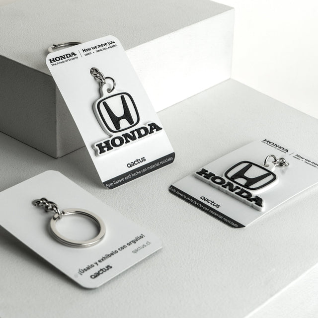 Llavero corporativo personalizado de Honda, fabricado en impresión 3D, con relieves definidos, alta fidelidad de color y acabado premium