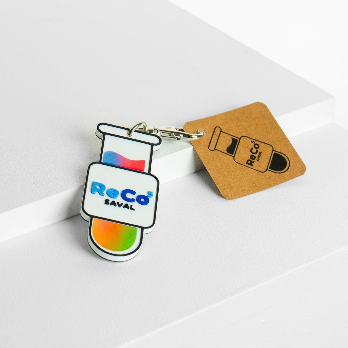 Llavero corporativo personalizado premium para la empresa Saval, diseñado y fabricado por Qactus.