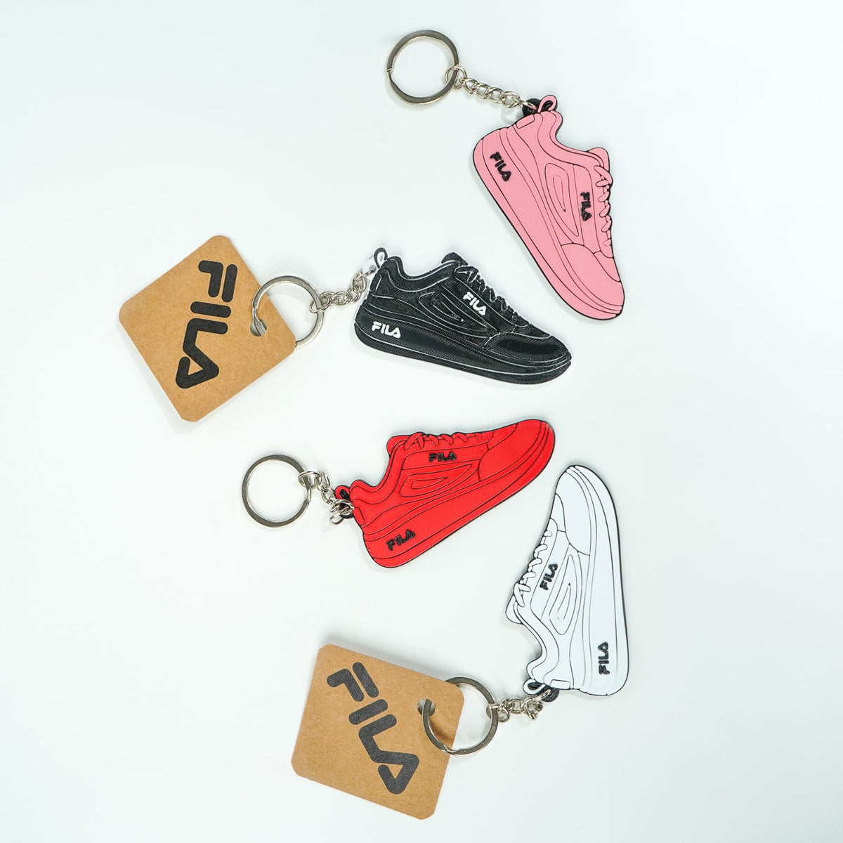 Set de llaveros publicitarios personalizados de FILA, fabricados en impresión 3D, con distintos colores, relieves definidos y alta fidelidad de color