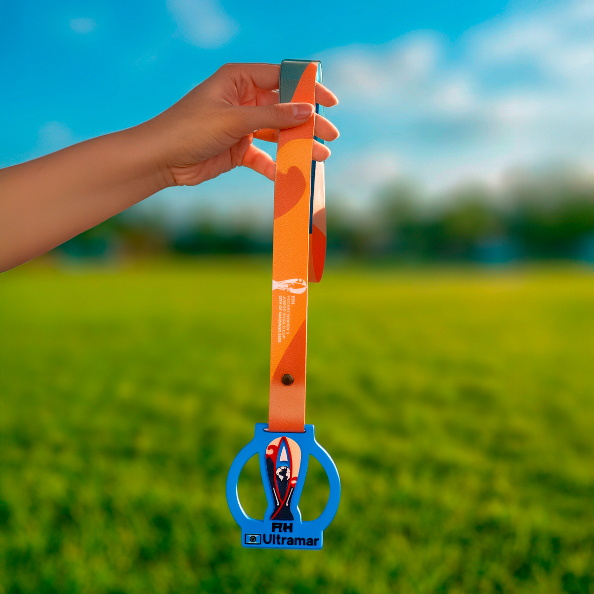 Medalla deportiva personalizada Ultramar con cinta impresa a color y pieza central en impresión 3D, diseñada para eventos deportivos y competencias al aire libre