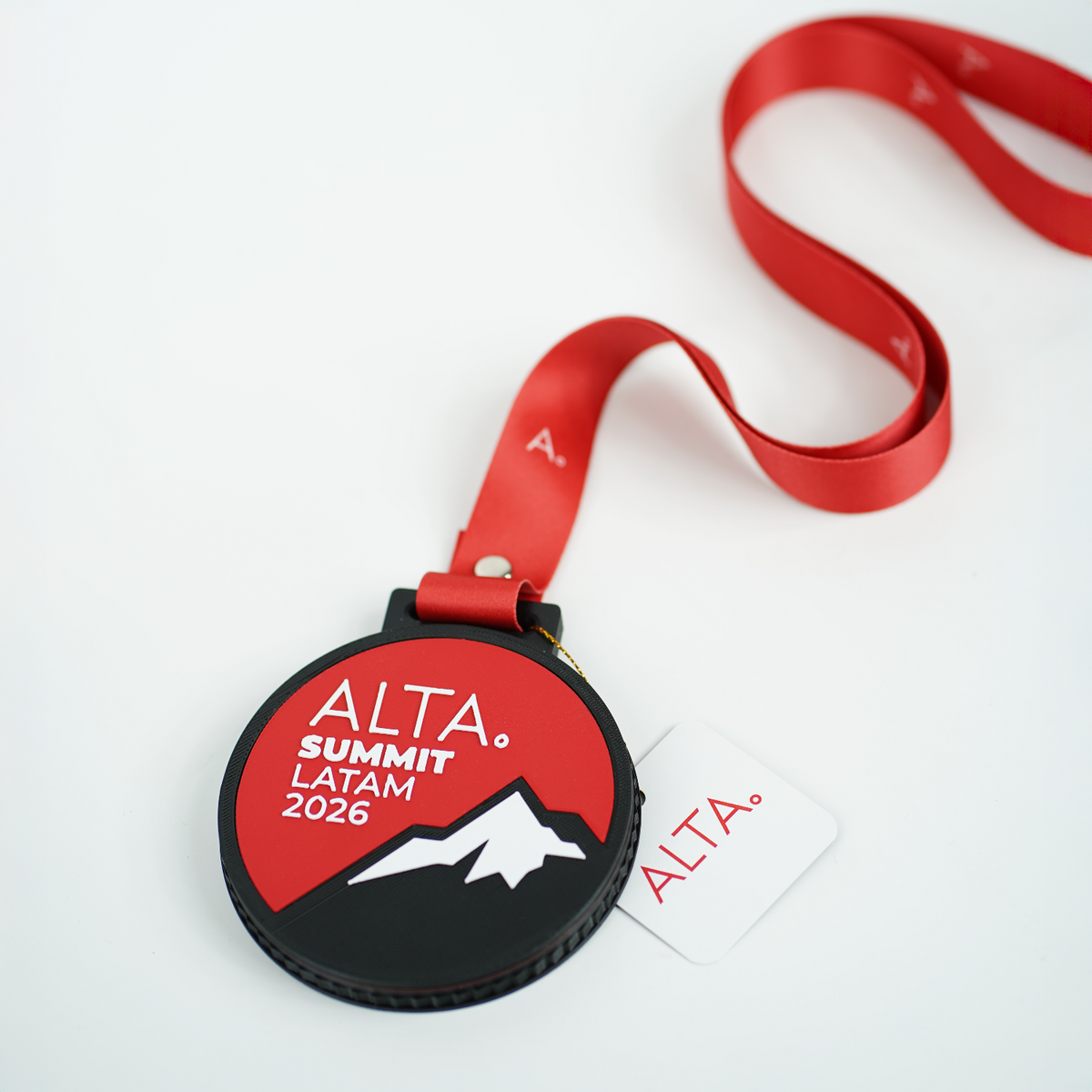 Medalla corporativa para ALTA Summit LATAM 2026, con diseño personalizado y acabado de impresión 3D profesional. 