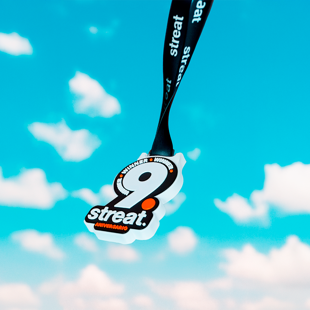 Medalla promocional personalizada Streat con lanyard impreso y pieza central fabricada en impresión 3D, diseñada para celebrar aniversario de marca y activaciones especiales
