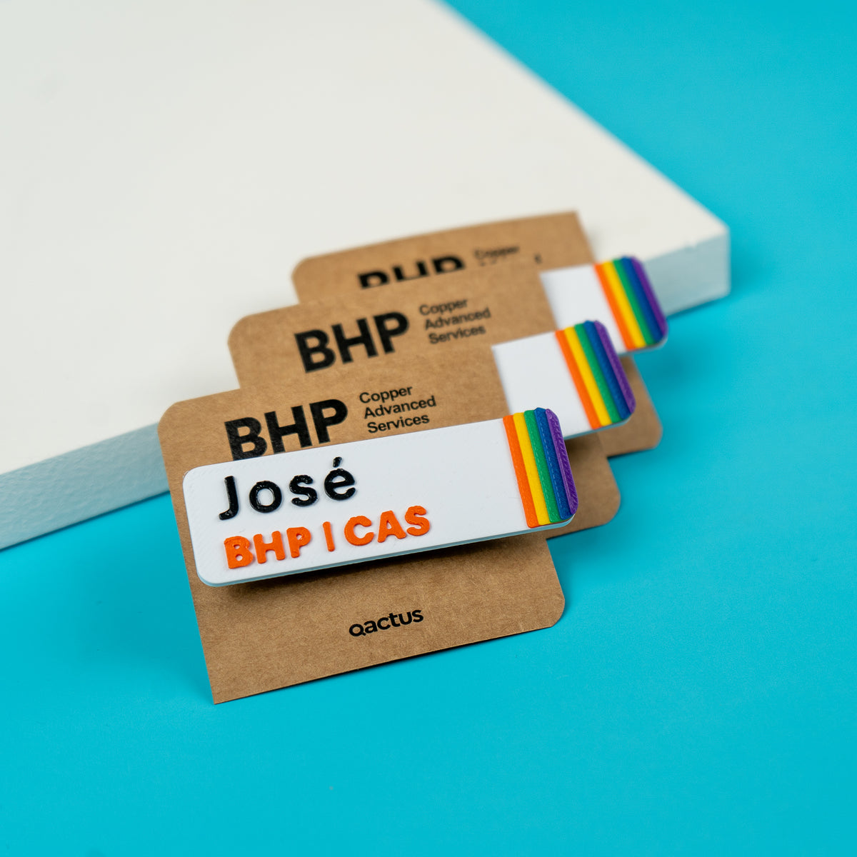 Set de name tags o identificadores personalizados corporativos con nombres individuales para BHP