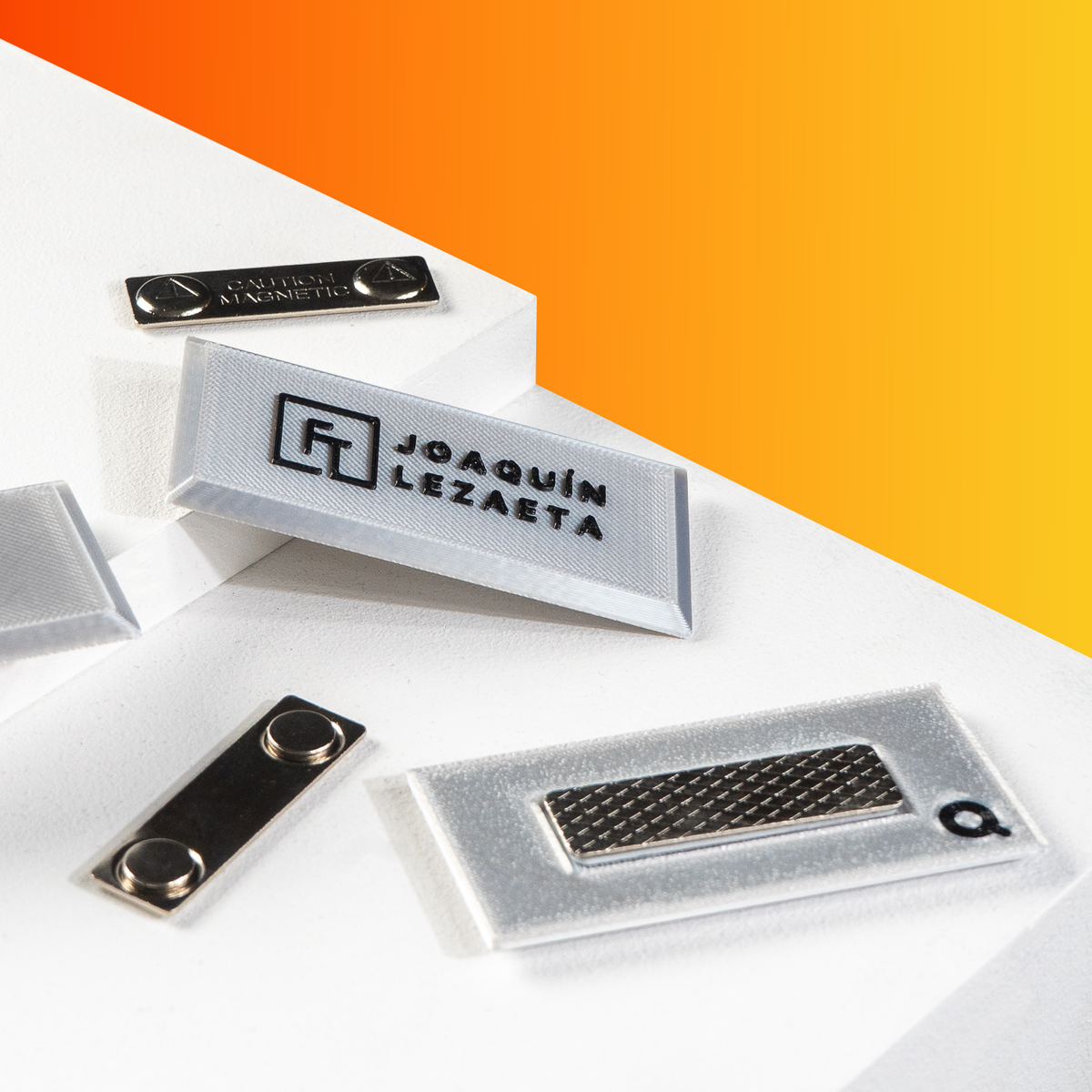 Name tag o identificador personalizado de Joaquín Lezaeta fabricado en impresión 3D, formato rectangular con logotipo en relieve y sistema magnético posterior