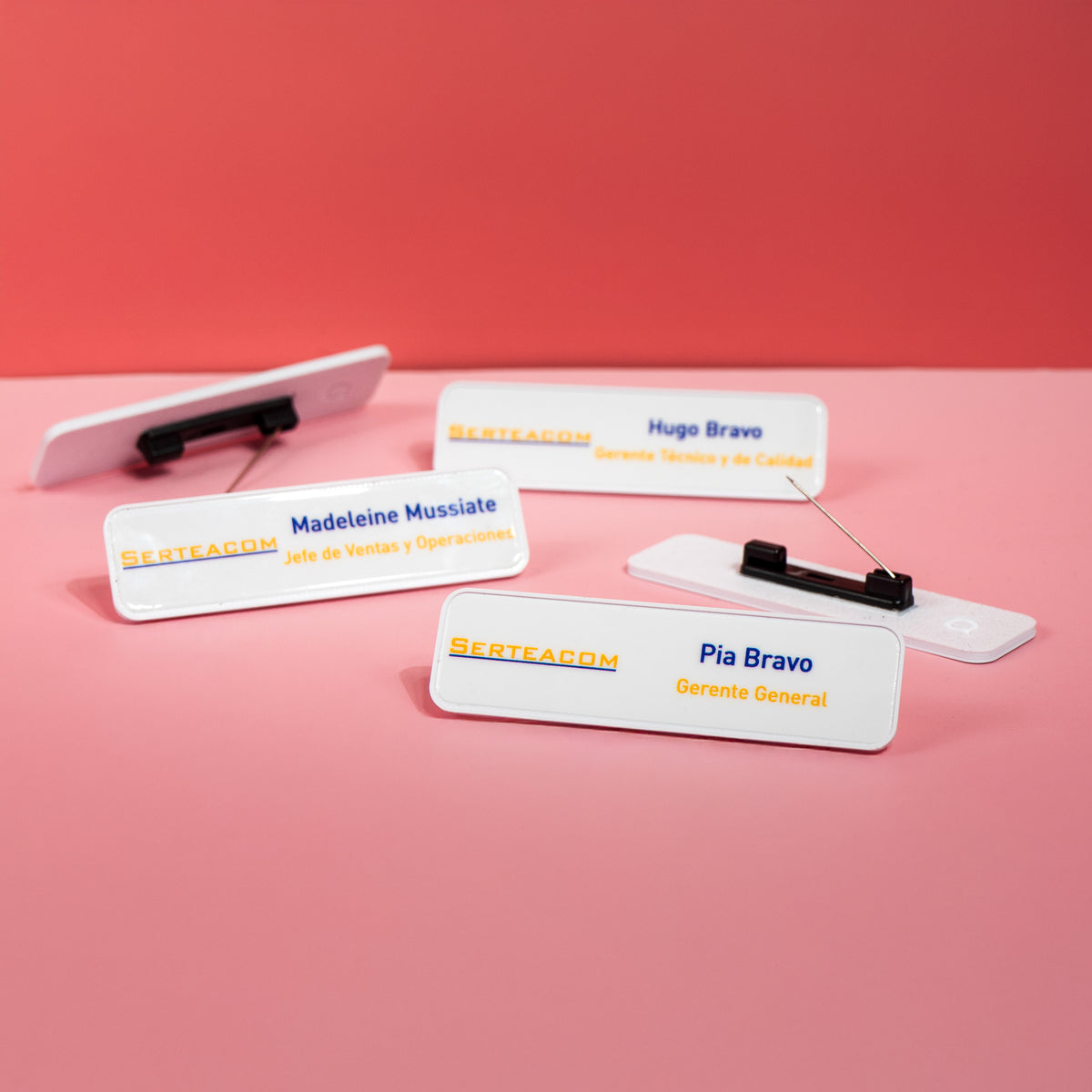 Name tags o identificadores personalizados corporativos con nombres individuales para Serteacom