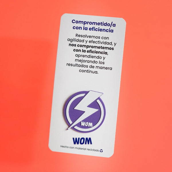 Pin corporativo personalizado de WOM, fabricado en impresión 3D, con relieves definidos, alta fidelidad de color y acabado premium.