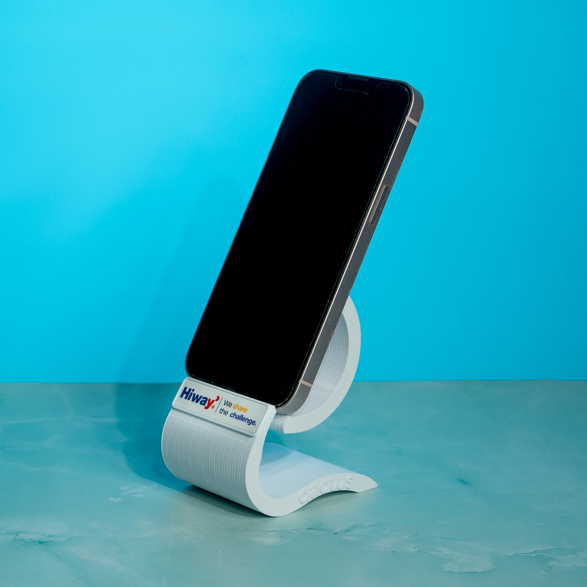 Porta celular de escritorio con diseño personalizado y logo corporativo Hiway en el frontal