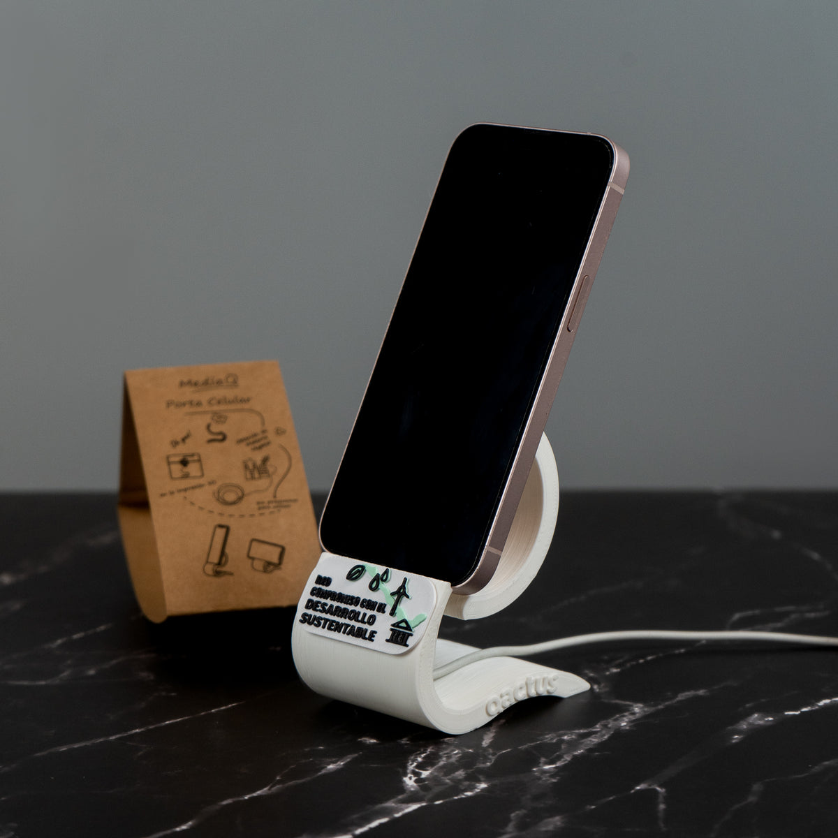 Porta celular de escritorio con diseño personalizado y logo corporativo Universidad Católica en el frontal