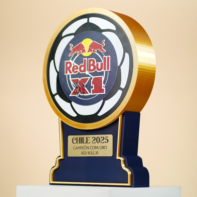 Trofeo corporativo personalizado de gran formato +25 cm para Red Bull, diseño en impresión 3D para premiación deportiva